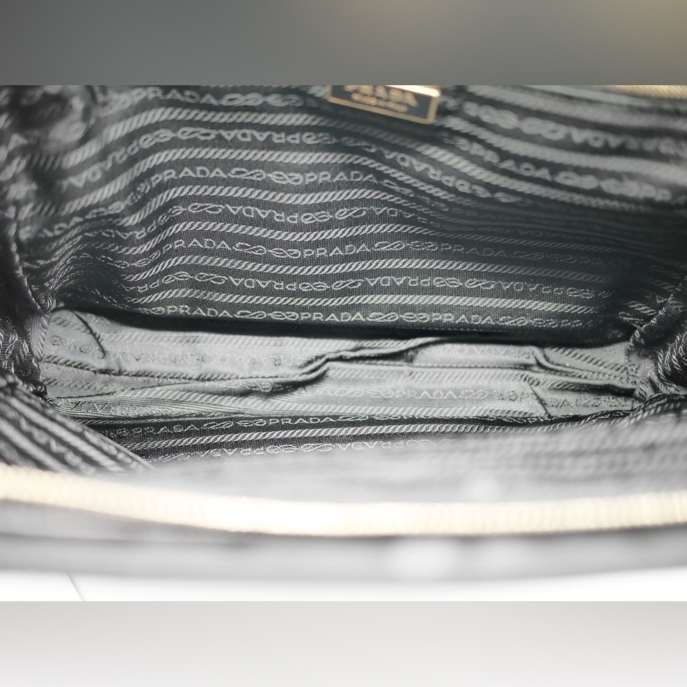 🍓PRADA Nylon Tessuto Tote - Picture 4 of 14